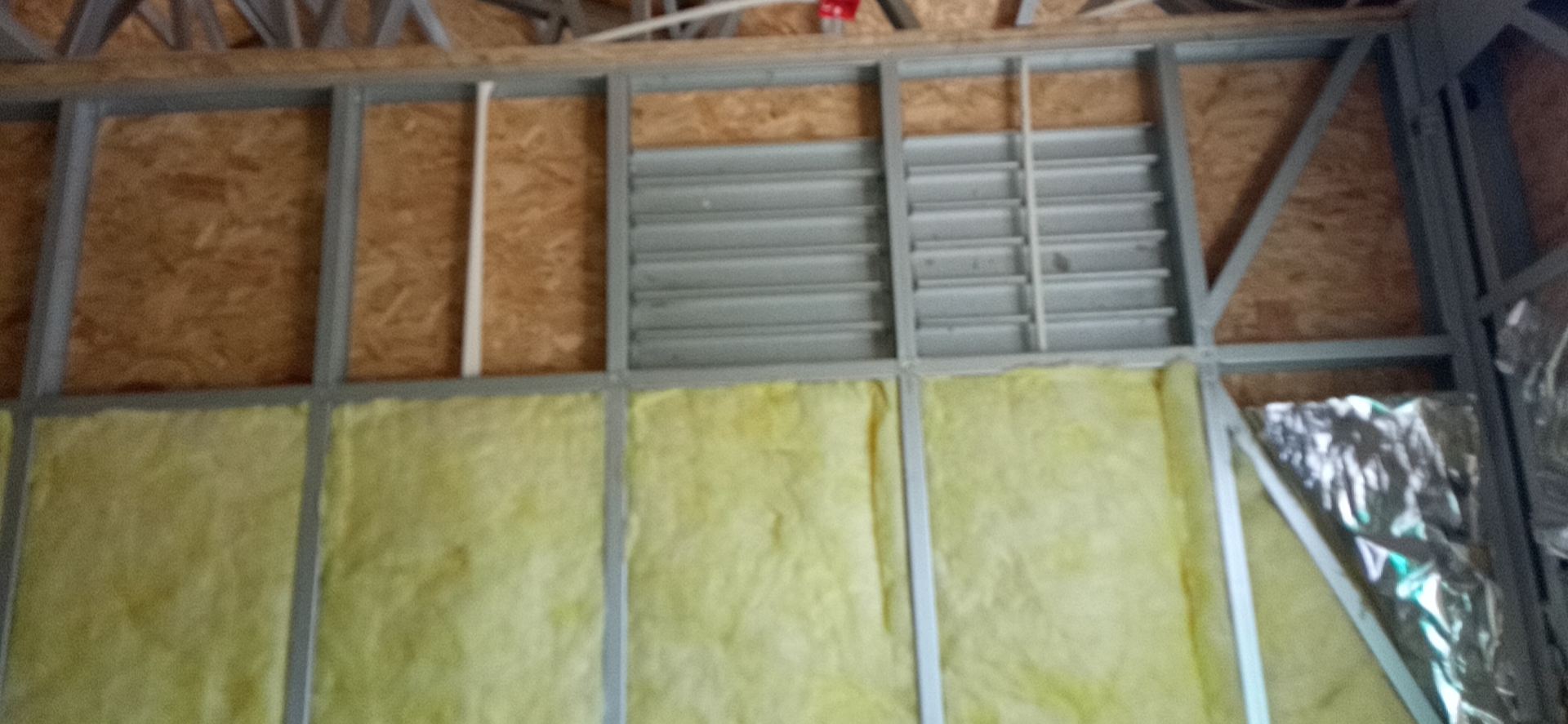 轻钢房屋加三层项目保温棉填充中